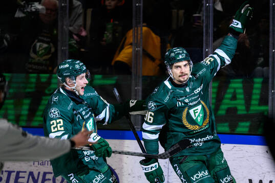 Färjestads Per Åslund och David Tomasek jublar