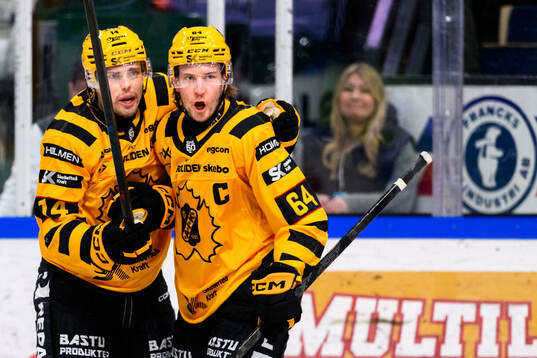 Skellefteås Andreas Johnson och Jonathan Pudas jublar
