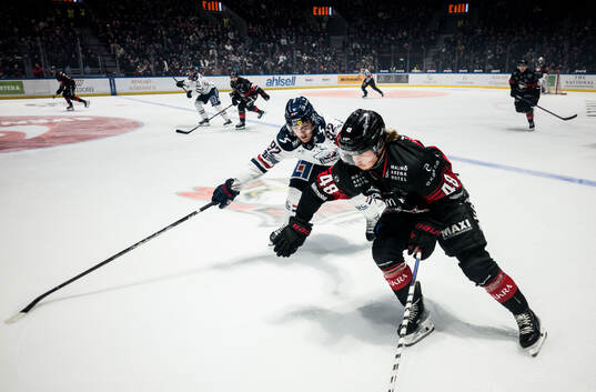 Linköpings Zion Nybeck och Malmö Redhawks Lauri Pajuniemi