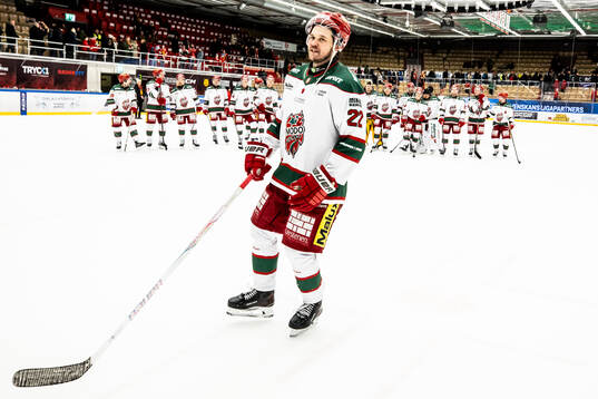 Modos Måns Carlsson jublar