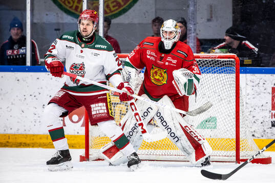 Modos Måns Carlsson och Moras målvakt Marcus Hellgren Smed