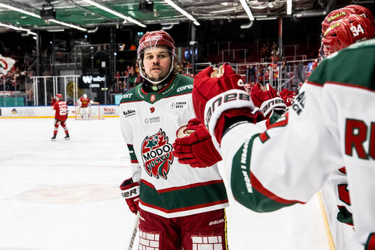 Modos Måns Carlsson jublar