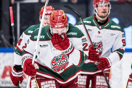 Modos Måns Carlsson jublar