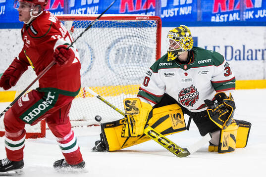 Moras Filip Björkman gör 1-1 på Modos målvakt Jani