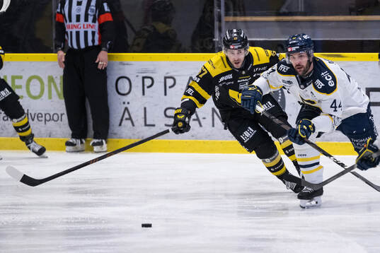 Västerås Konstantin Komarek och Södertäljes Niklas Arell