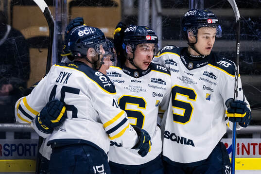 Södertäljes Filip Engarås jublar