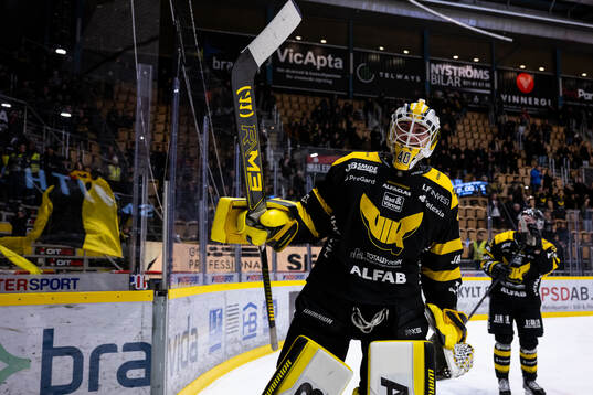 Västerås målvakt Rasmus Korhonen jublar