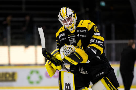 Västerås målvakt Rasmus Korhonen jublar