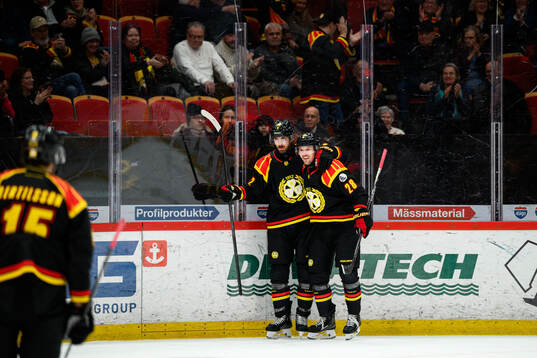 Brynäs Jack Kopacka och Johannes Kinnvall jublar