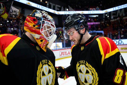 Brynäs målvakt Erik Källgren och Kieffer Bellows jublar