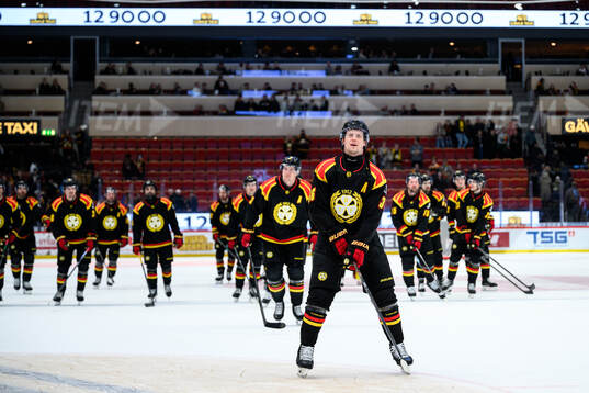 Brynäs Linus Ölund jublar med lagkamrater