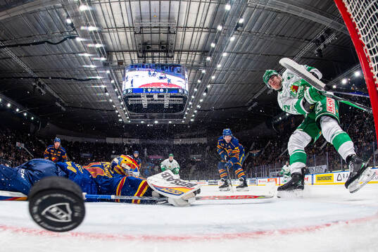 Rögles Lubos Horky gör 2-4 på Djurgårdens målvakt