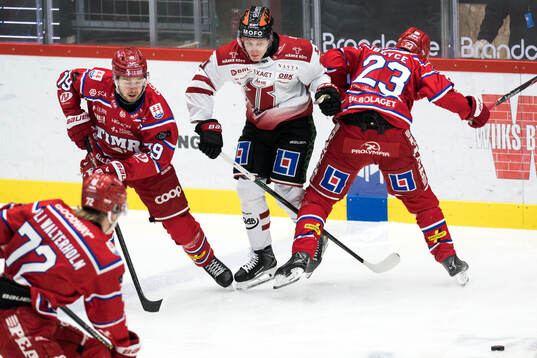 Örebros Patrik Puistola mot Timrås Marcus Westfält och