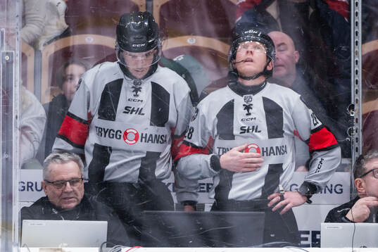 Domare Oscar Niklasson och domare Mikael Holm videogranskar