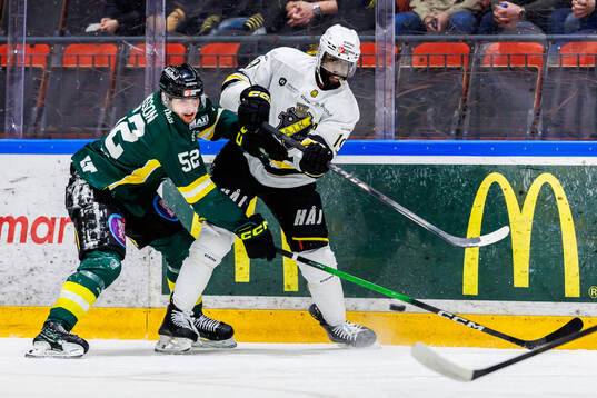 Östersunds Fredric Jansson och AIKs Daniel Muzito Bagenda