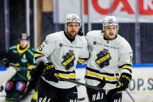 AIKs Ludwig Blomstrand och Scott Pooley jublar