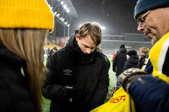 Simon Hedlund skriver autografer