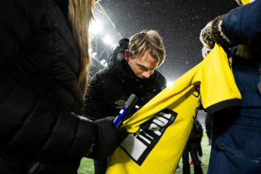 Simon Hedlund skriver autografer