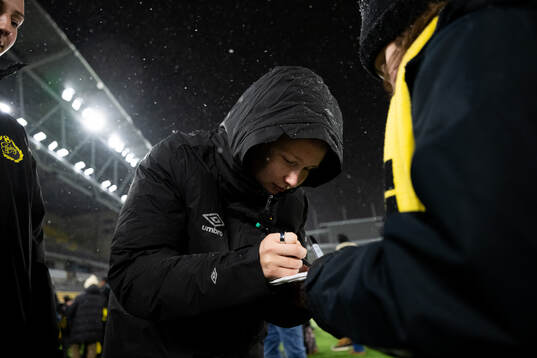 Ellen Nilsson skriver autografer