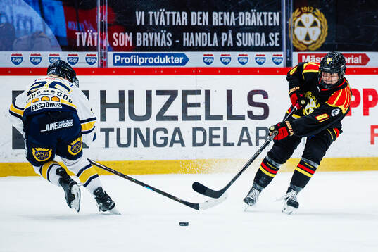 HV71s Alva Johansson och Brynäs Emma Bergesen