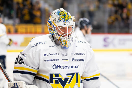HV71s målvakt Felix Sandström innan ishockeymatchen i SHL