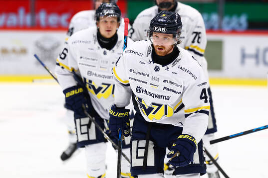 HV71s Riley Woods jublar