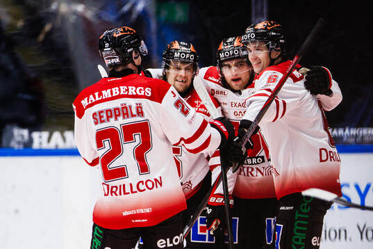 Örebros Filip Berglund jublar