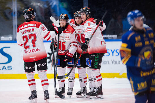 Örebros Filip Berglund jublar med lagkamrater