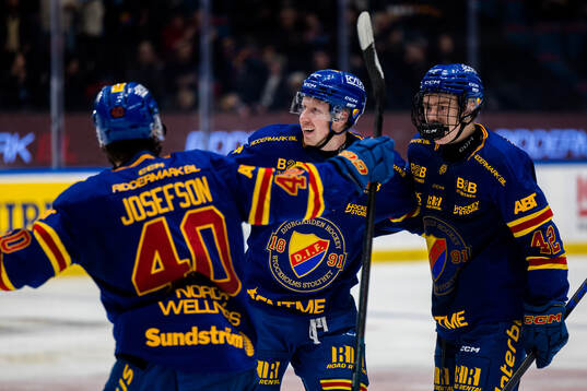Djurgårdens Colby Sissons jublar med Jacob Josefson och