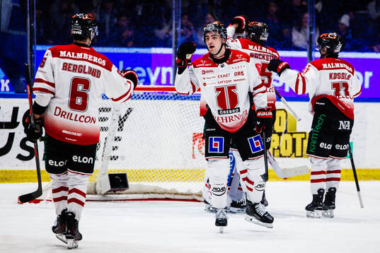 Örebros Filip Berglund och Luke Martin jublar