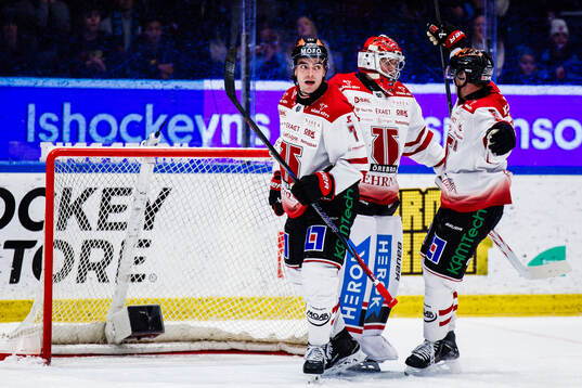 Örebros Luke Martin och målvakt Jonas Arntzen jublar