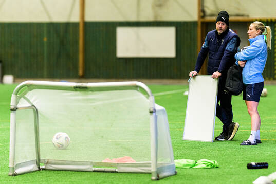 Tränare Jonas Valfridsson och Mia Persson