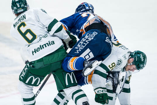 Färjestads Albert Wikman och Växjös Lucas Elvenes och