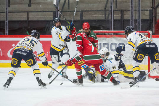 HV71s Alva Johansson med Teghan Inglis och målvakt Amanda