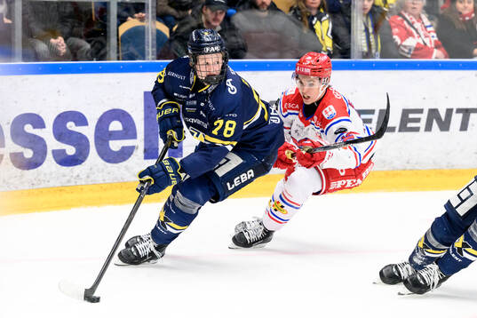 HV71s Malte Gustafsson och Timrås Linus Eriksson