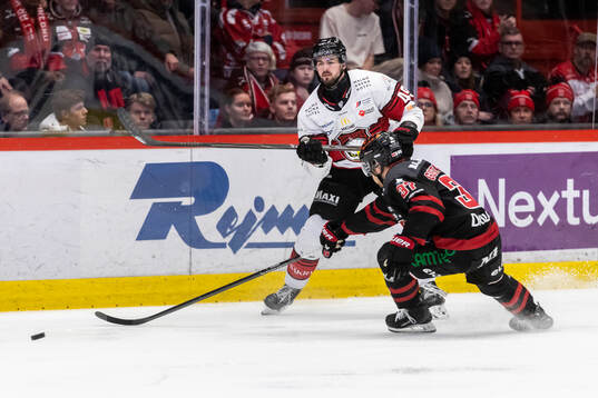Malmö Redhawks Seth Barton och Örebros Glenn Gustafsson
