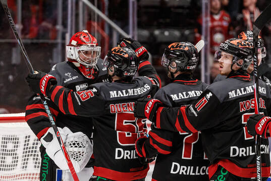 Örebros målvakt Jonas Arntzen och David Quenneville jublar