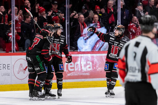 Örebros David Quenneville gör 3-1 och jublar med Luke