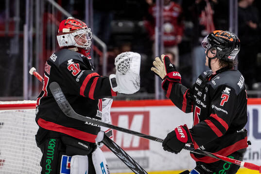 Örebros målvakt Jonas Arntzen och Luke Martin jublar