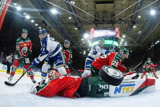Leksands Jon Knuts gör 2-2 på Frölundas målvakt Lars