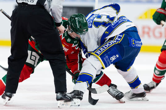 Frölundas Nicklas Lasu tekar mot Leksands Jon Knuts