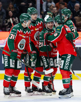 Frölundas Jere Innala jublar ihop med Filip Cederqvist,