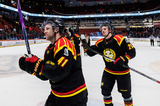 Brynäs Greg Scott och Johannes Kinnvall jublar