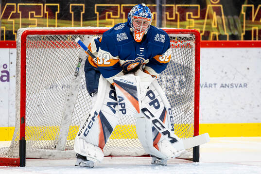 Växjös målvakt Ludvig Persson innan ishockeymatchen i