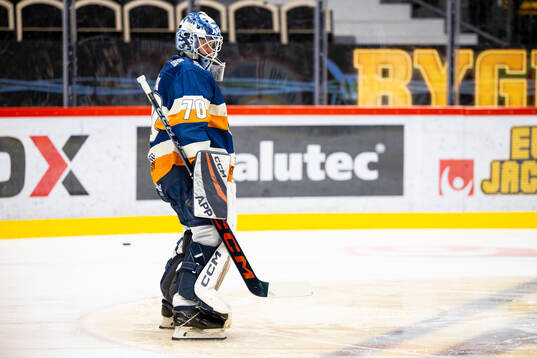 Växjös målvakt Adam Åhman innan ishockeymatchen i SHL