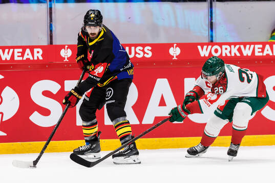 Jack Kopacka of Brynäs and Isac Heens of Frölunda
