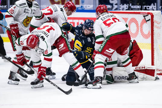 Södertäljes Teemu Väyrynen och Moras Tim Thomsson och