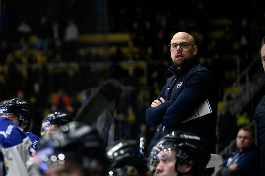 Karlskogas tränare Dennis Hall