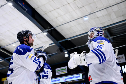 Karlskogas Gustaf Franzén och målvakt Lars Volden jublar