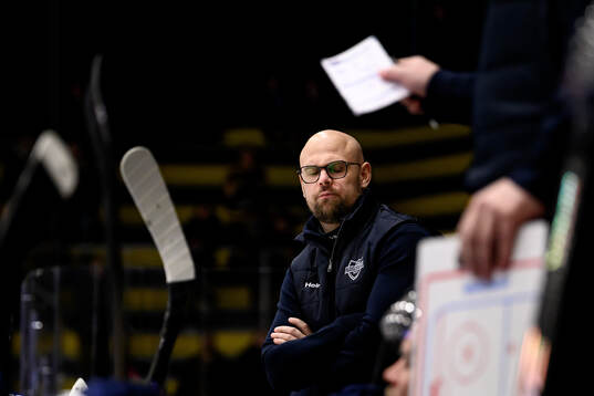 Karlskogas tränare Dennis Hall